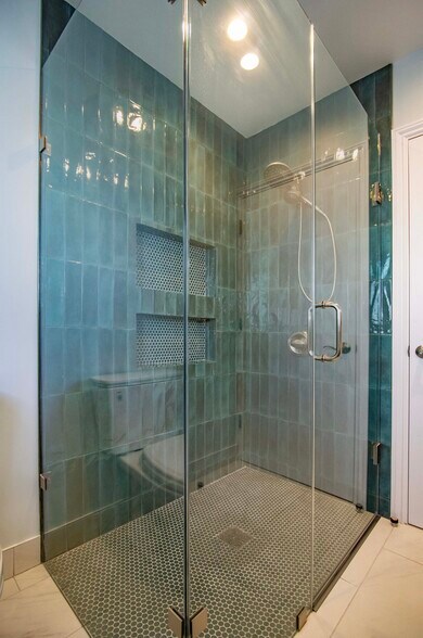 Building Photo - 220A Romain St