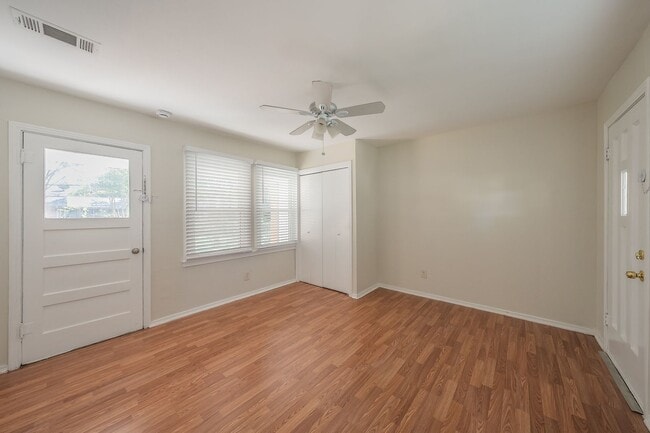 Building Photo - 3-Bedroom in Westworth Village!