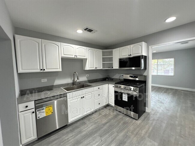 Building Photo - 33891 Via De Anza