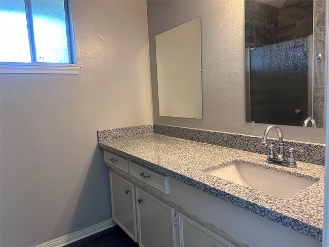 Building Photo - 13611 Fernhill Dr