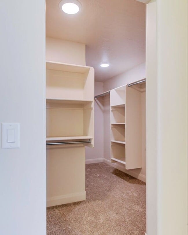 Building Photo - Townhome in the Shadow Cove Subdivision