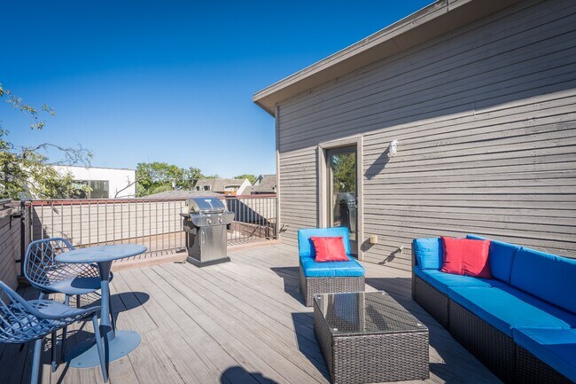 Building Photo - Henderson Ave Townhome with Rooftop Skyline Views