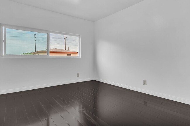 Building Photo - 915 E 91st St