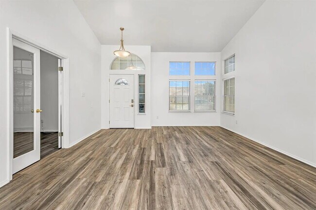 Building Photo - Spacious 3 Bedroom, 2 Bathroom with office!