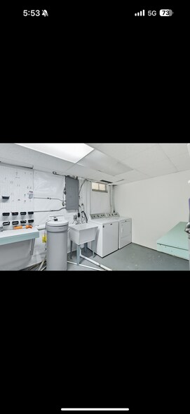 Building Photo - 11021 Spring St