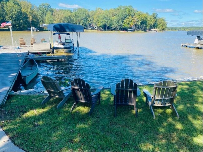 Building Photo - 351 Arrowhead Trail NE