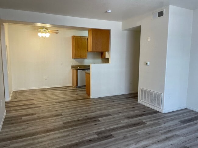 Building Photo - 2 Bedroom Condo!
