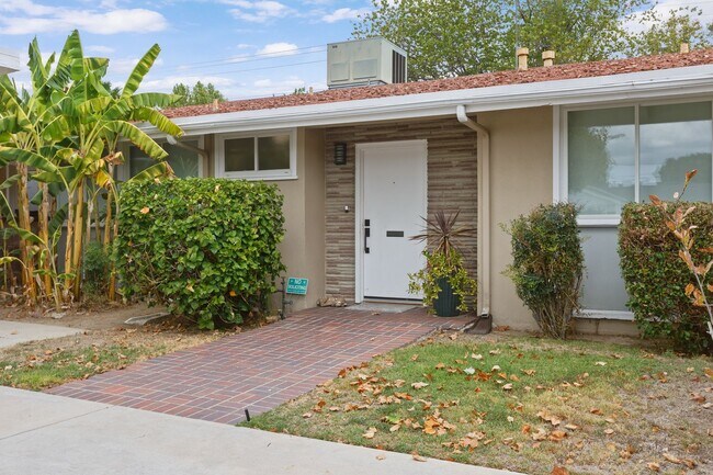 Building Photo - Charming Mid-Century 3-Bedroom Home in Win...