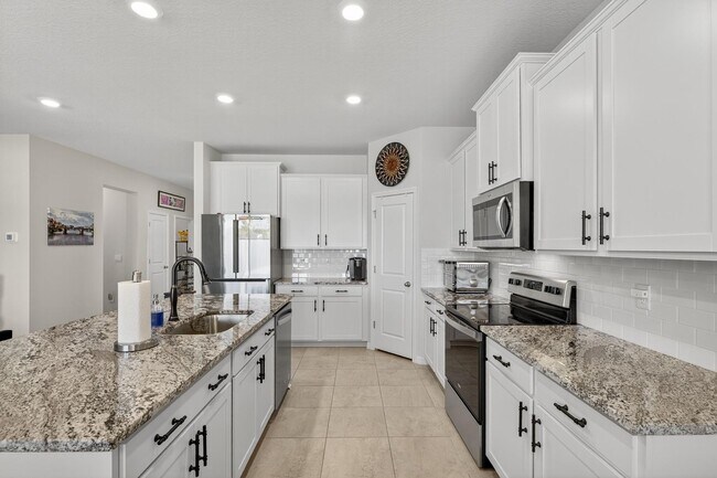 Building Photo - 4 Bedroom / 2 Bath House