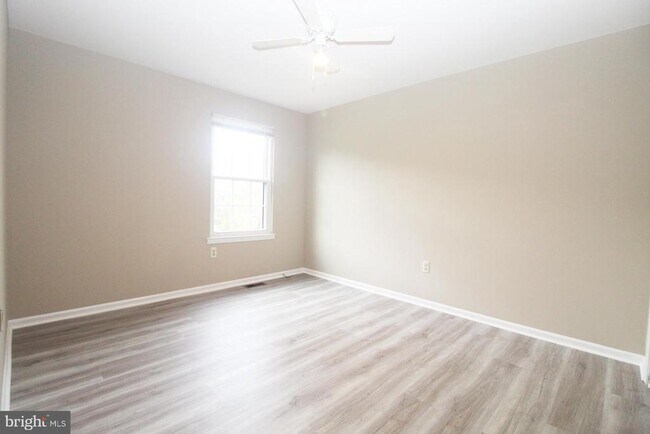 Building Photo - 19 Emily Ct