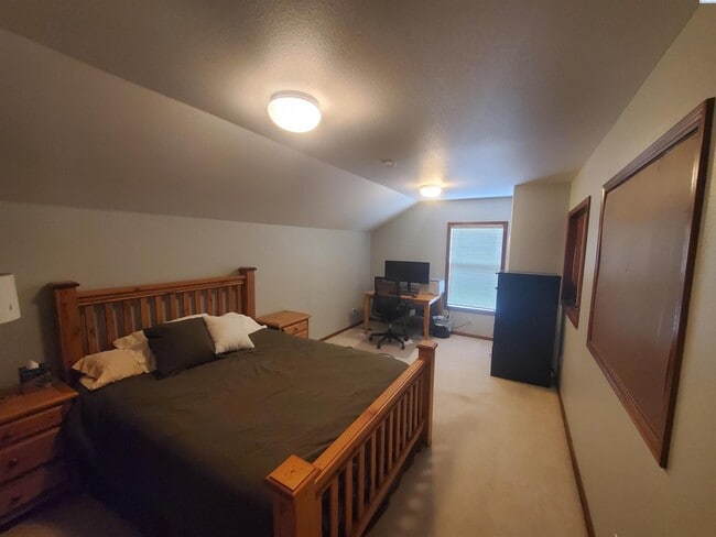 Building Photo - Pet friendly, avail July 1