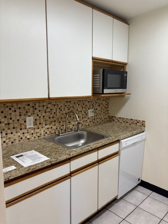 Building Photo - Close to Campus 2BD/1.5 BA Townhouse - Ava...