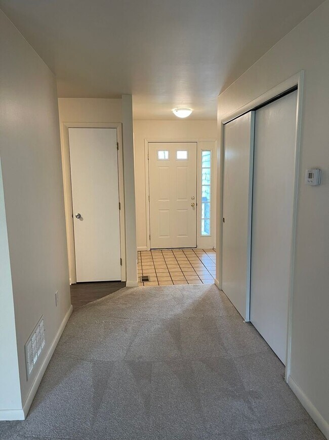 Building Photo - 105 Foxfire Dr