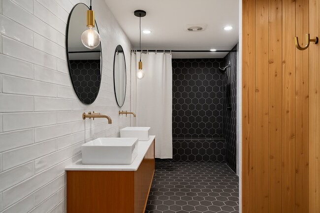 Building Photo - Charming Downtown Home!