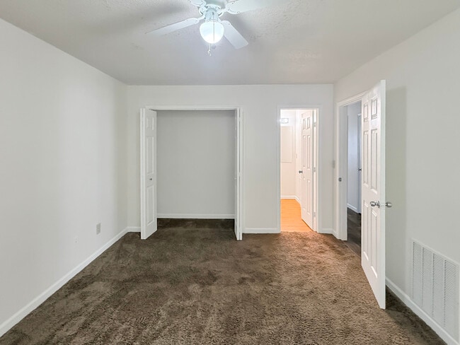 Building Photo - House 3 Bedroom 2 Bath