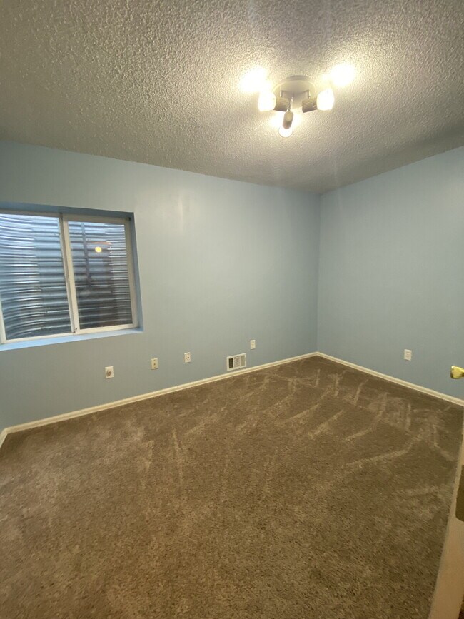 Building Photo - 3 bedroom townhouse - Plumtree