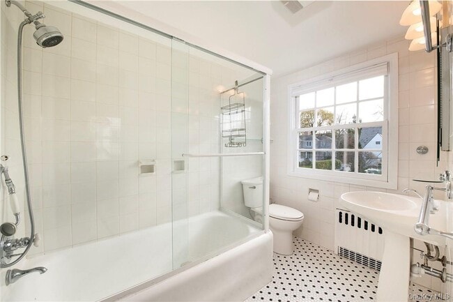 Building Photo - 19 Oneida St