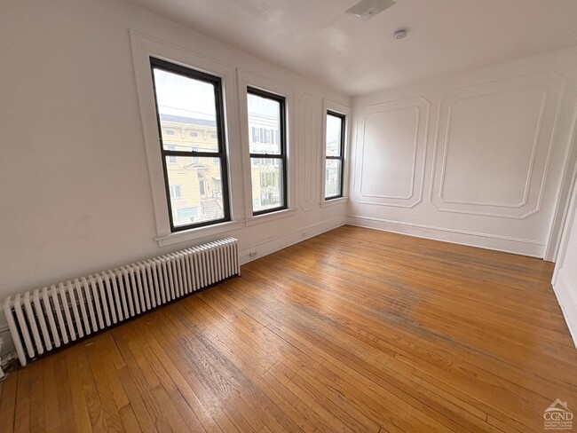 Building Photo - 725 Warren St