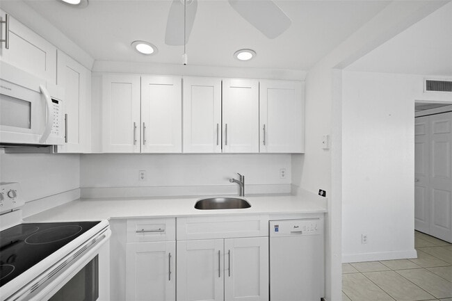 Building Photo - 451 Monaco J