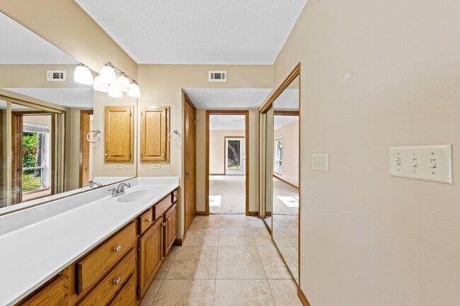 Building Photo - 406 Bally Way