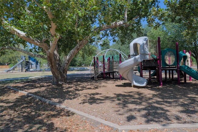 Building Photo - 1505 Karen Ave