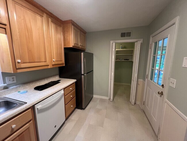Building Photo - 3 bedroom 2 bathroom single level home in ...