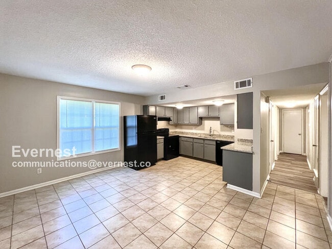 Building Photo - 3 Bed, 1 Bath Home with Carport / Pet-Frie...