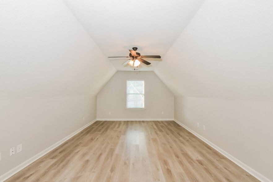 Building Photo - 2565 Woodcutter Dr