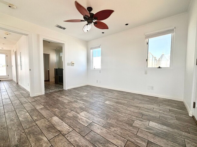 Building Photo - 1605-1612 E Seal Way