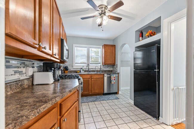 Building Photo - 805 W Ash St