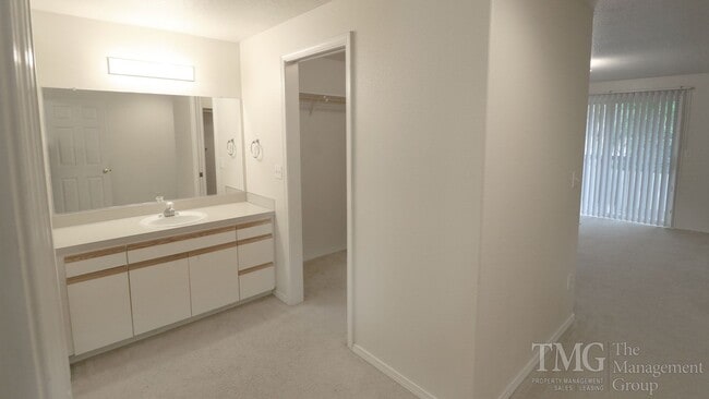 Building Photo - Roomy One Level 2 Bdrm Duplex w/ Open Floo...