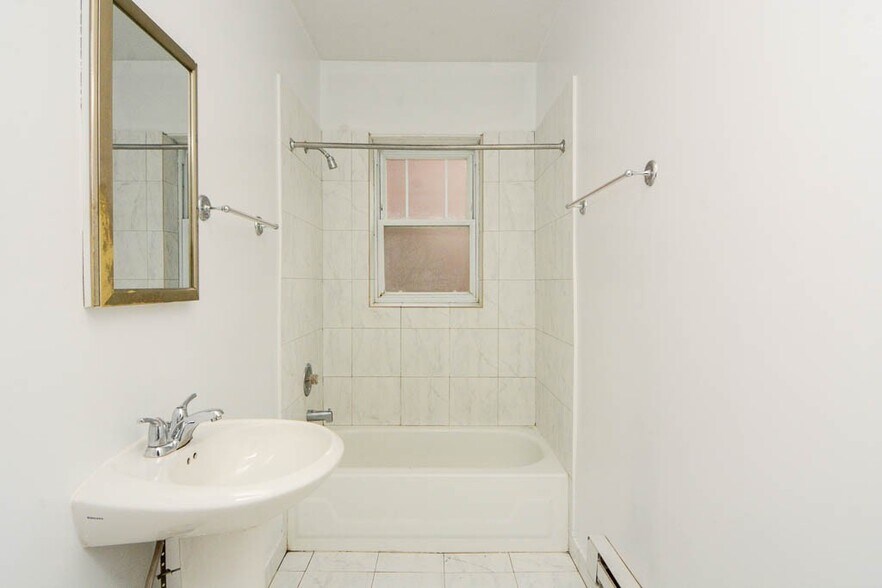 Building Photo - 718 W Cornelia Ave