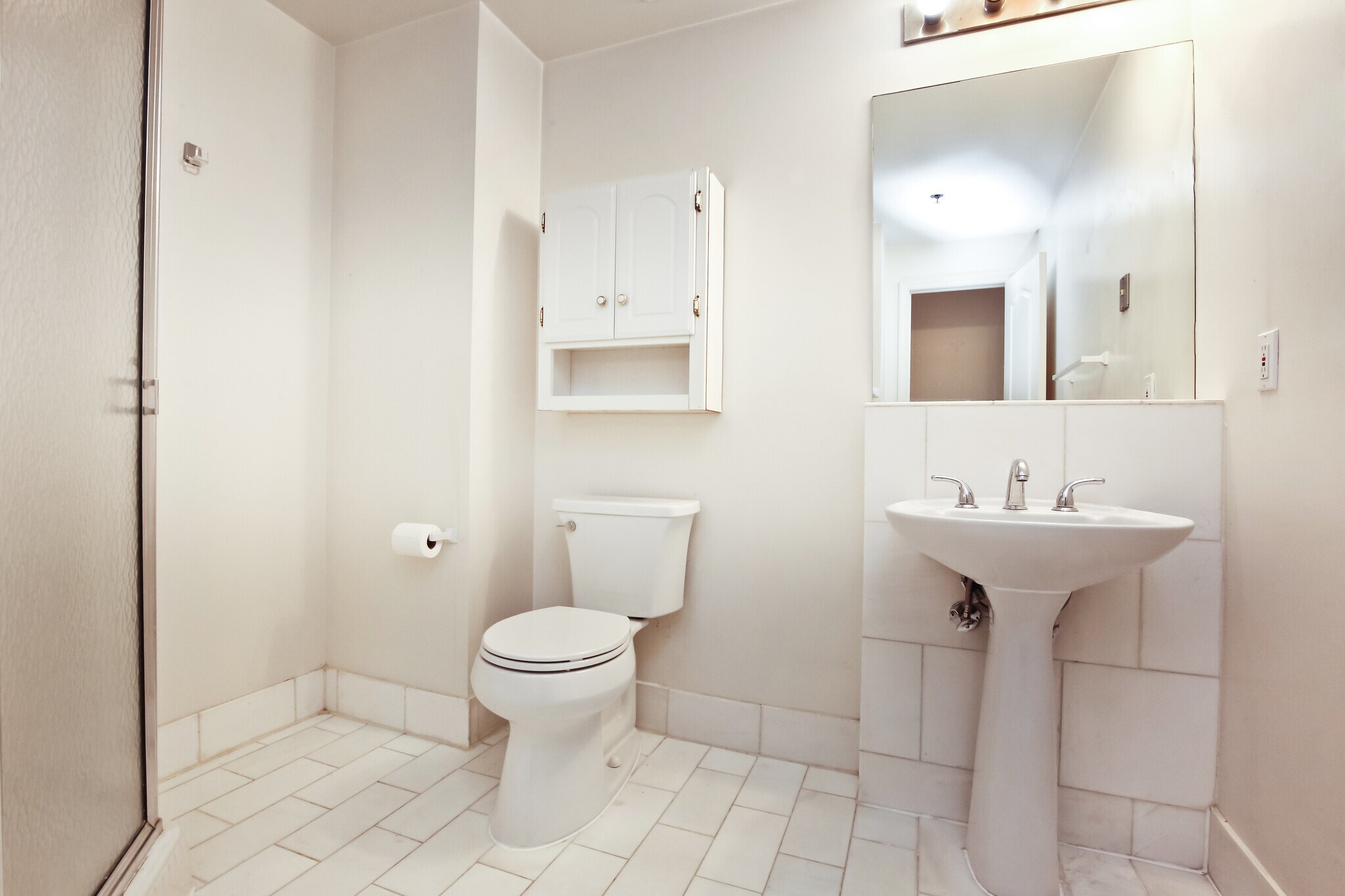 2 bath room 1 - 1211 S Eads St