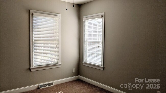 Building Photo - 16007 Kelly Park Cir