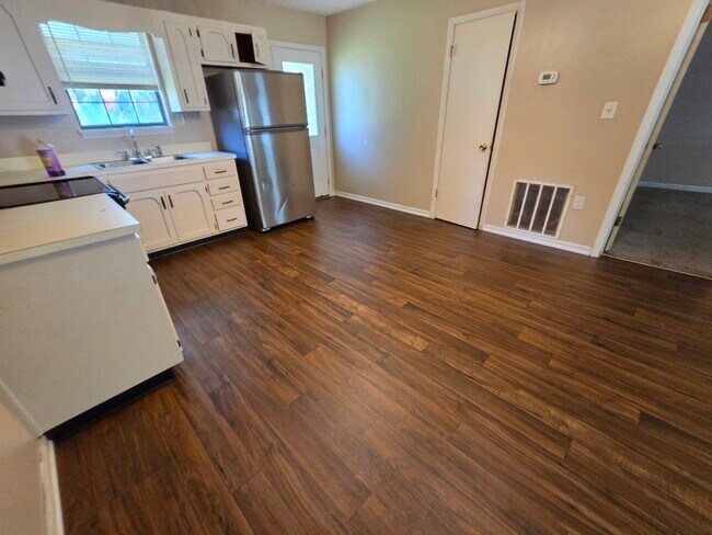 Building Photo - 401 E Lawnwood Ave