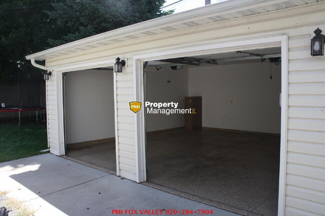 Building Photo - Upper Unit 3 bedrooms & shared garage