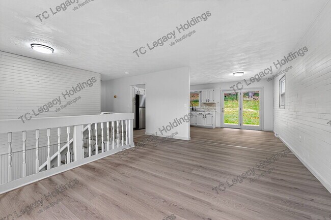 Building Photo - 320 Diamond Ave