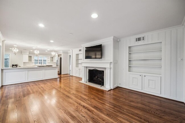 Building Photo - 5659 Chevy Chase Dr