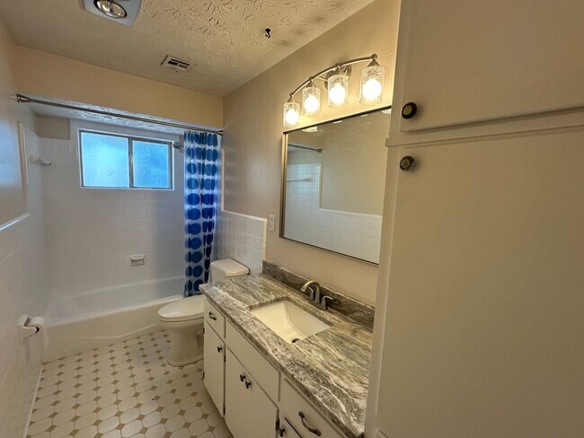 Building Photo - Beautiful home with everything you could want