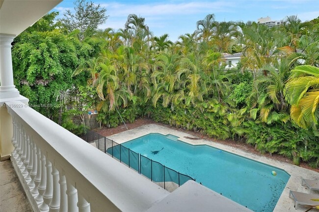 Building Photo - 5555 La Gorce Dr