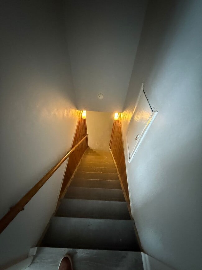 Building Photo - 4 Bedroom / 1 Bathroom House