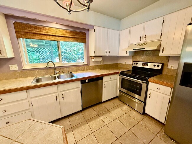 Building Photo - 2136 Springfield Ct