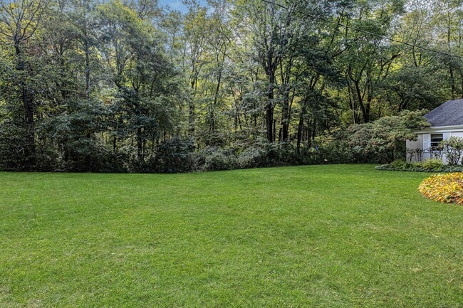 Building Photo - 261 Linden Tree Rd