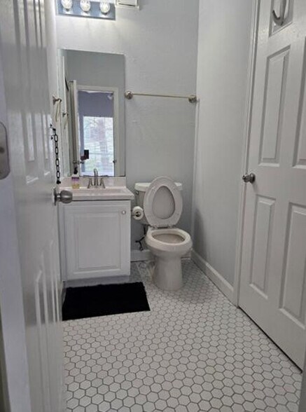 Building Photo - 909 W 23rd St