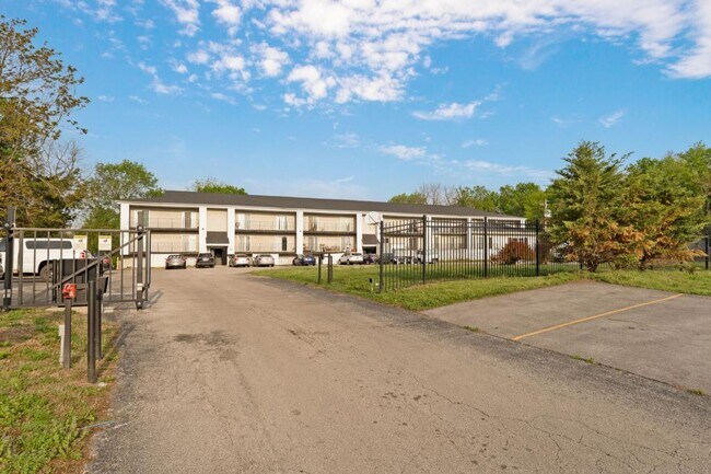 Building Photo - 865 S Douglas Ave