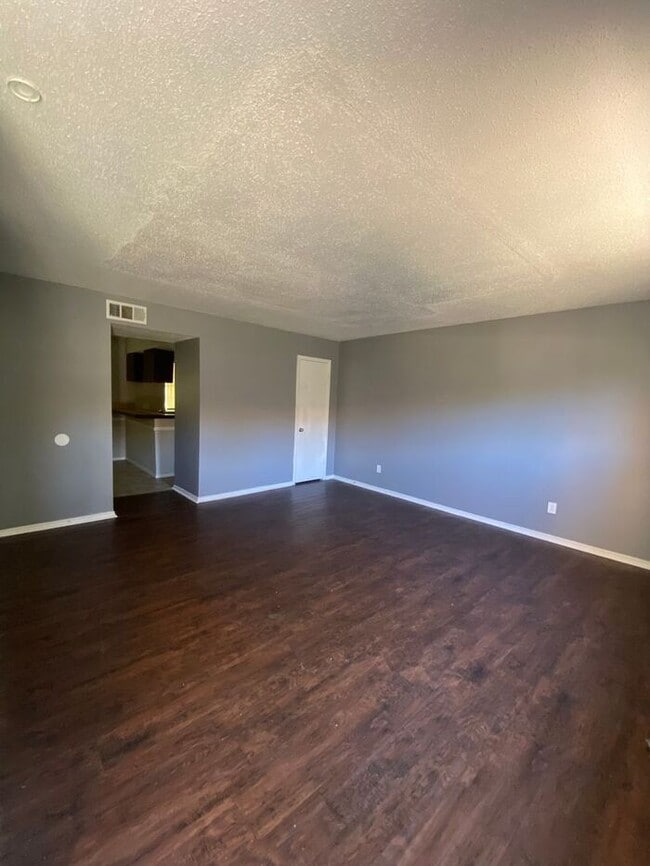 Building Photo - 2 Bedroom 1.5 Bath Apt at the Monterey Square Apts NW OKC