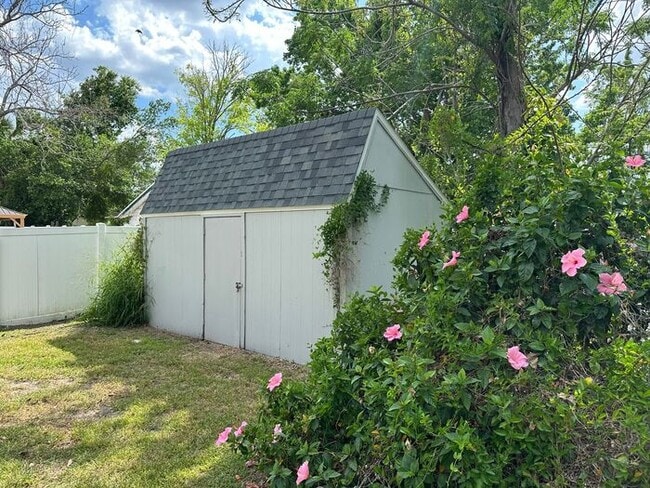 Building Photo - Beautiful 3 bedroom, 2 bath home located i...