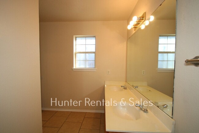 Building Photo - Spacious Three-Bedroom!