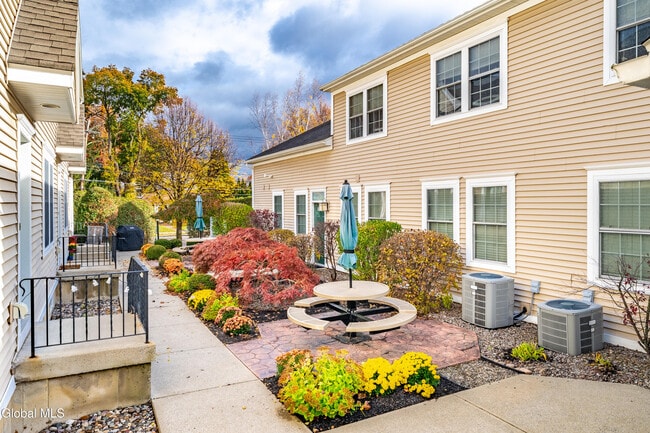 Building Photo - 1112 Western Ave