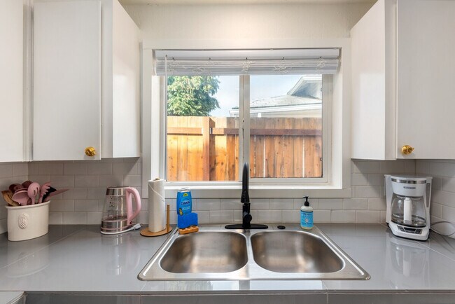 Building Photo - 838 SE Tacoma St